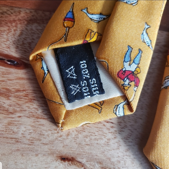 SALVATORE FERRAGAMO FISHING MOTIF GOLD SILK NECK TIE, NWOT - Picture 8 of 10